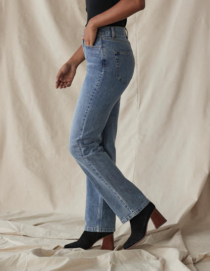 Hi-Rise Straight Jean in Medium Greyson Wash