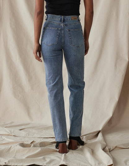 Hi-Rise Straight Jean in Medium Greyson Wash