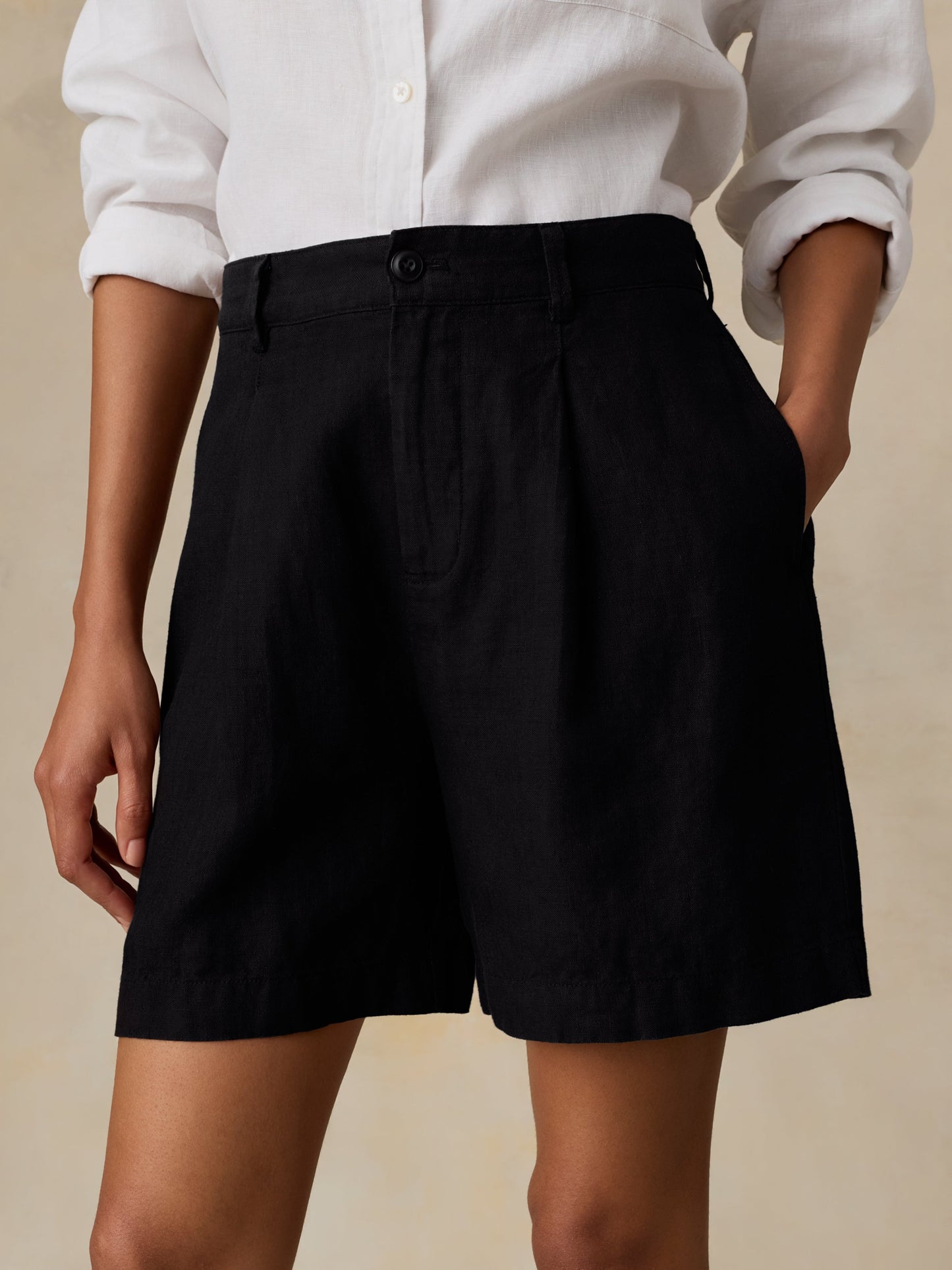 Sun Strider Linen Pleated Short - Black